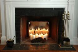 По технике безопасности в фальш-каминах нельзя разводить огонь. Альтернативой огня в таких каминах считаются зажженные свечи.