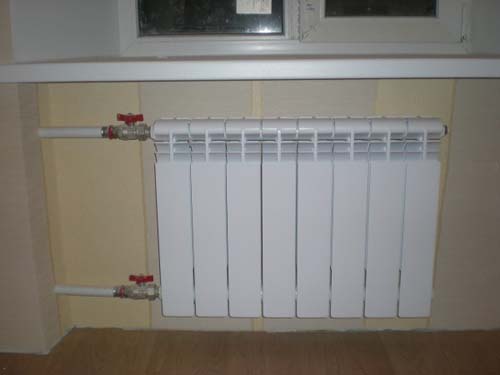 Биметаллический радиатор отопления имеет ряд преимуществ перед другими: долговечность, максимальная теплоотдача, простота монтажа, легкость и неприхотливость.
