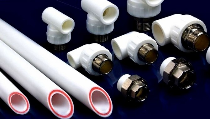 Материалы для монтажа: пластиковые трубы, алюминиевые конвекторы, колена, соединители.