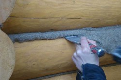 При утеплении льняными волокнами необходимо формировать прядь, которую прикладывают к щели и проталкивают вглубь специальной лопаткой.