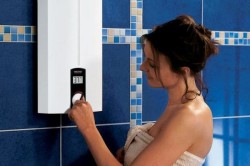 Проточный водонагреватель используется в домах с подключением электроплит. Он компактный и монтируется практически в любом месте.